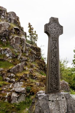 bir tepe üzerinde Celtic mezar taşı