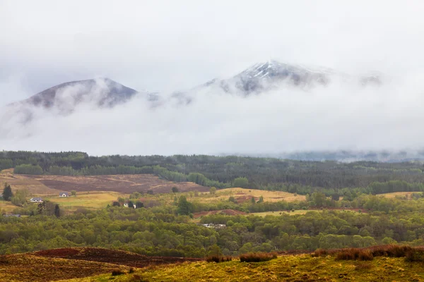 Landschaft mit nebelbedeckten Bergen — Stockfoto