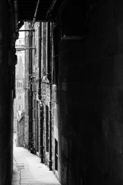 Vicolo buio stretto in città — Foto Stock