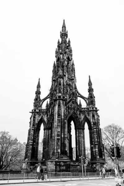 Old monumental tower in Edinborough — Stockfoto