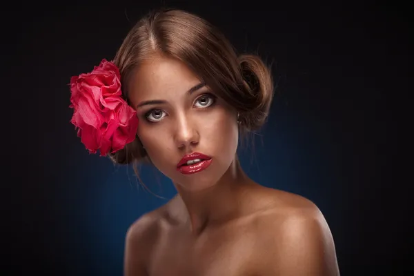花を持つ若い女性の美しさの顔 — ストック写真