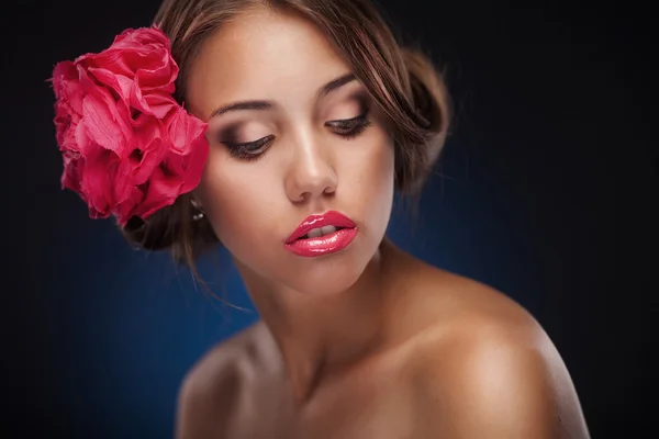 Краса обличчя молодої жінки з квіткою — стокове фото