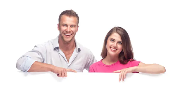 Porträt eines glücklichen Paares mit einer leeren Plakatwand — Stockfoto
