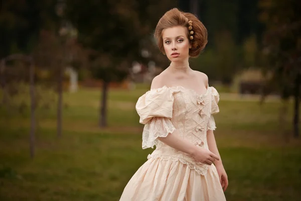 Uma mulher como uma princesa em um vestido vintage — Fotografia de Stock