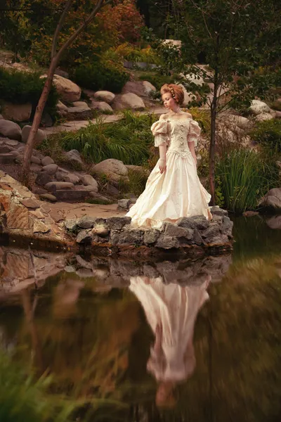 En kvinna som en prinsessa i en vintage klänning — Stockfoto