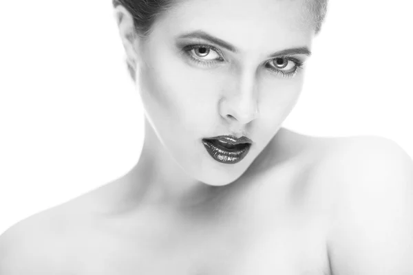 Porträtt av unga vackra kvinnan med snygga make-up — Stockfoto