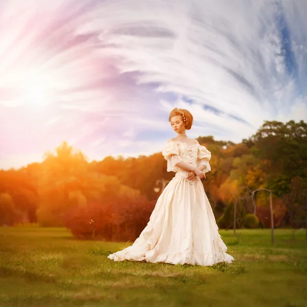 Uma mulher como uma princesa em um vestido vintage — Fotografia de Stock