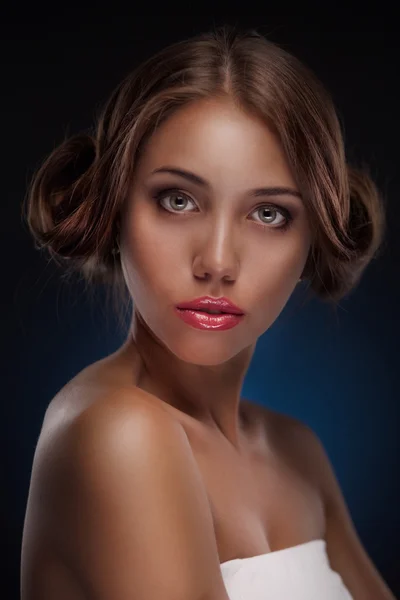 Hermoso retrato de mujer. Peinado —  Fotos de Stock