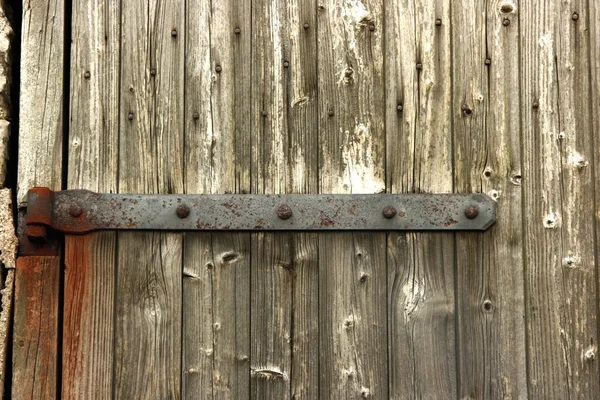 Ржавая петля и деревянная дверь — стоковое фото