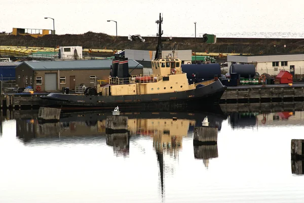 Holownik zacumowane w dzielnicy leith docks, Edynburg, Szkocja — Zdjęcie stockowe