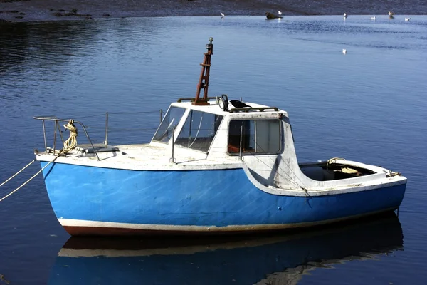 Blauwe rubberboot afgemeerd aan de cramond, edinburgh, Schotland — Stockfoto