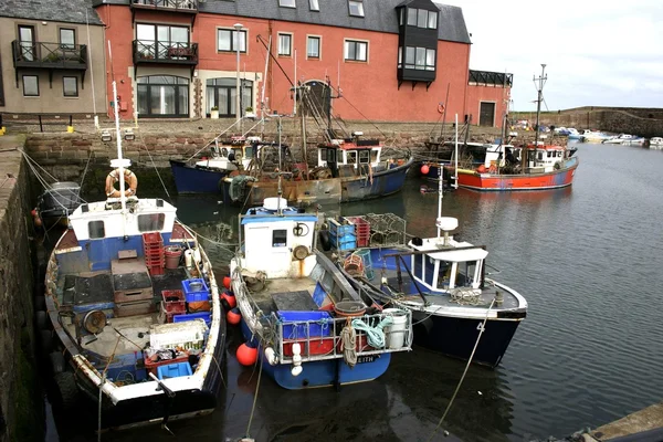 Barcos en Dunbar harbour, Escocia — Foto de Stock