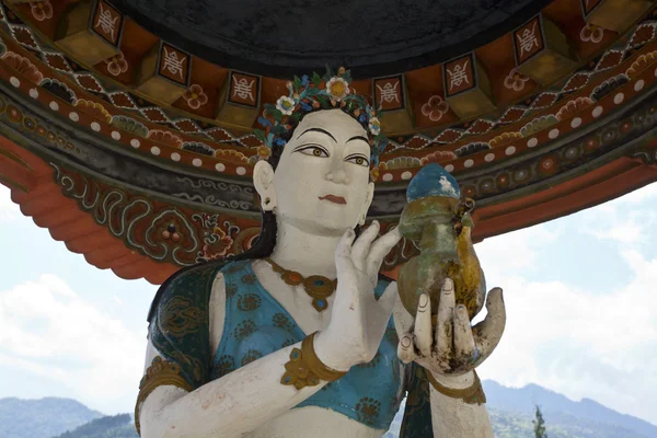 Staty av en gudinna - khamsum yuelley namgyal chorten - punakha - bhutan — Stockfoto