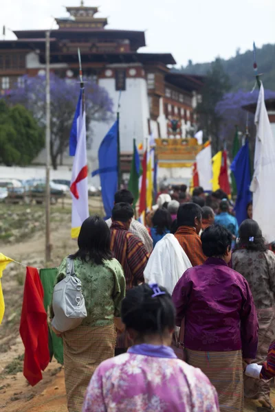 BHUTANESE WALK TOWARD THE PUNAKHA DZONG. BHUTAN. — Stock Photo, Image