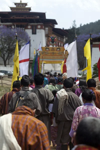 Bhutaner gehen in Richtung Punakha Dzong. bhutan. — Stockfoto