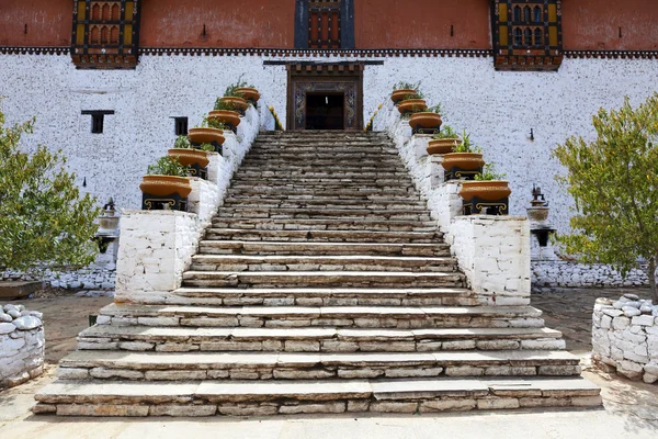 Eingang mit Treppe - rinpun dzong in paro - bhutan. — Stockfoto