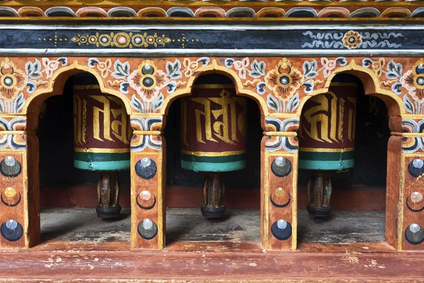 Rikt dekorerade bön hjulen i paro rinpun dzong - paro - bhutan — Stockfoto