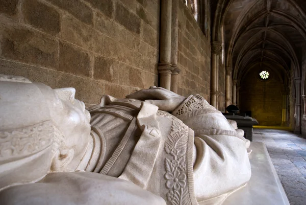 Tumba de mármol de un sacerdote en la catedral de Se en Evora, Portugal —  Fotos de Stock