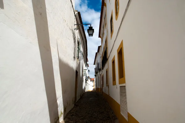 Evora - malé ulice s typickými bílými domy v Portugalsku — Stock fotografie
