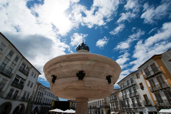 主要广场和喷泉在 evora-葡萄牙 — 图库照片