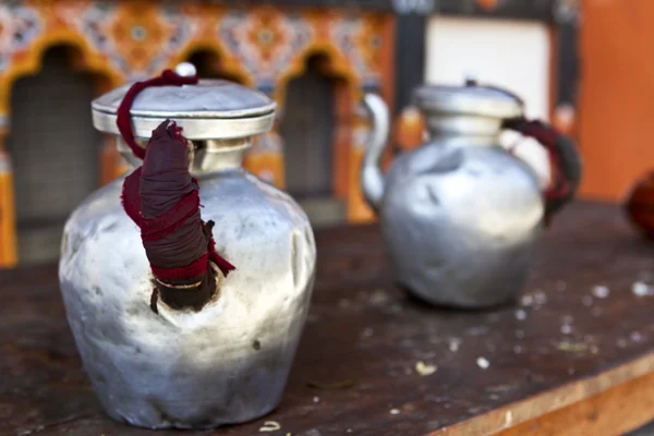 Twee potten van thee gemaakt van tin op een tabel - bhutan - Azië — Stockfoto