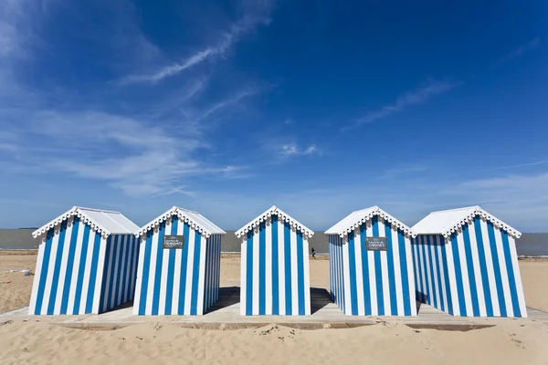 Casa de playa de rayas blancas y azules en una playa soleada en Francia — Foto de Stock