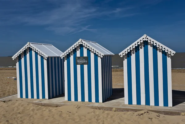 Белый и голубой полосатый пляжный дом на солнечном пляже во Франции — стоковое фото