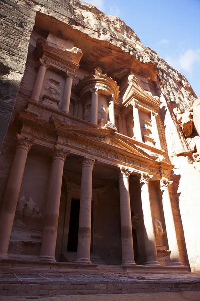 The Treasury in Petra - the famous temple of Indiana Jones in Jordan — Stock Photo, Image