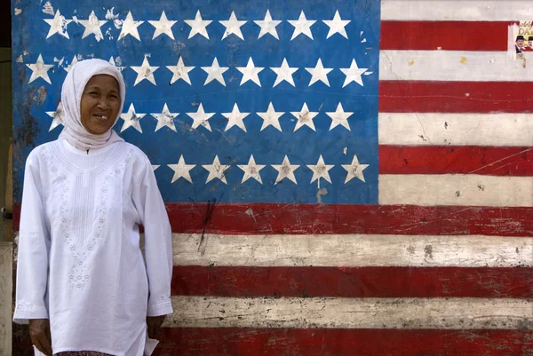 stock image Javanes Islamic woman in front of an American flag
