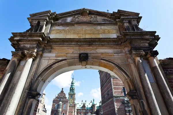 Puerta de entrada del castillo de Frederiksborg Slot en Hillerod, Dinamarca —  Fotos de Stock