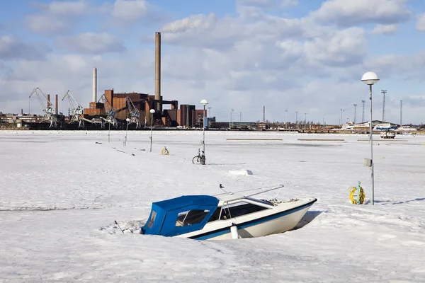 Barco en puerto congelado —  Fotos de Stock