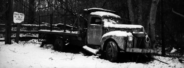 LKW mit Schild im Winter — Stockfoto