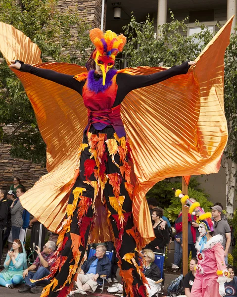 Stilt Walker in costume uccello — Foto Stock
