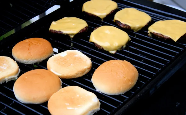 Cheeseburgers koken op de barbecue — Stockfoto
