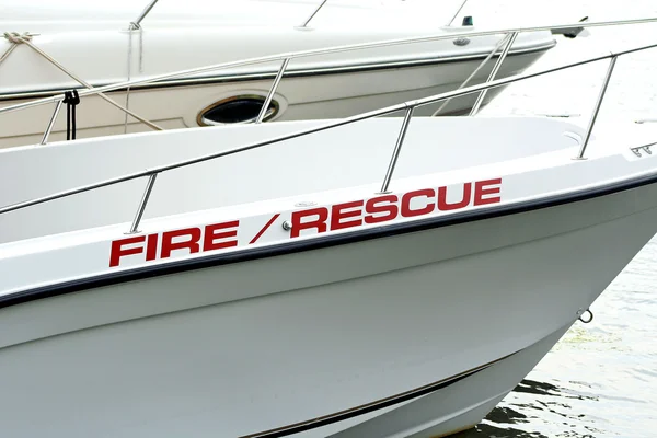 Пожар и спасательная лодка — стоковое фото