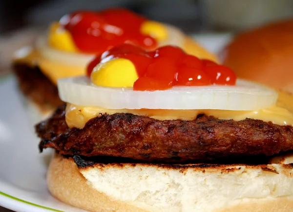 Чизбургер с начинкой — стоковое фото