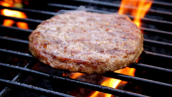 Burger gotowanie na grill — Zdjęcie stockowe
