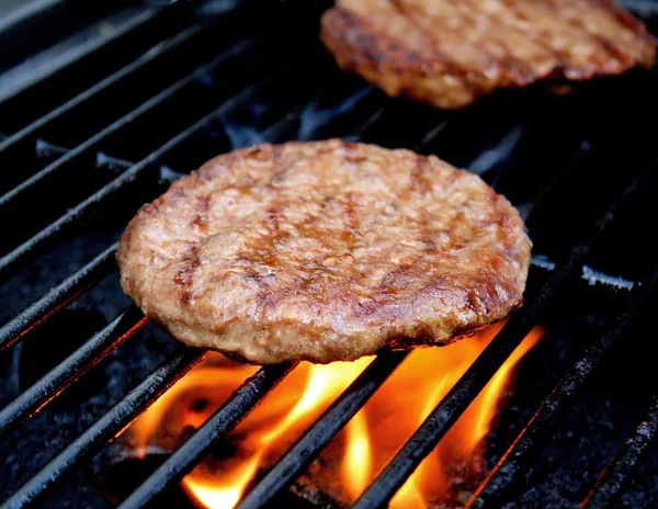 Hambúrgueres na grelha — Fotografia de Stock