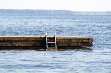güzel göl iskelede Yüzme