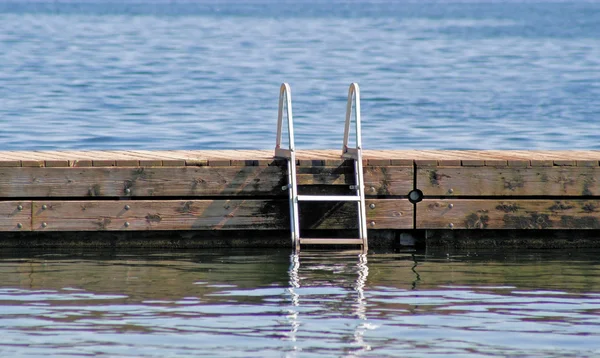 Güzel göl iskelede Yüzme — Stok fotoğraf