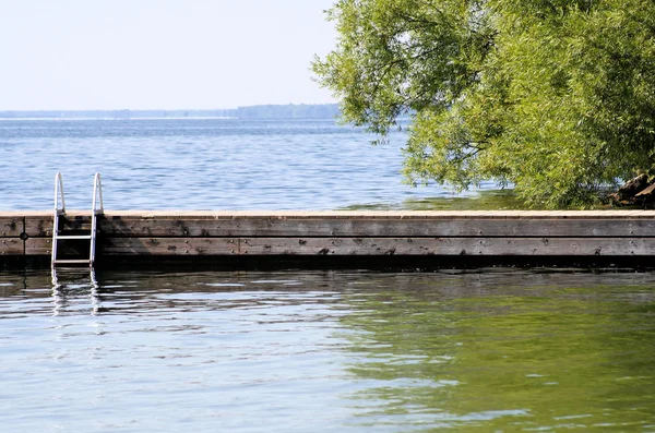 Muelle de natación en hermoso lago —  Fotos de Stock