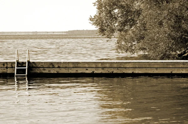 Plavání ukotvit na jezeře — Stock fotografie
