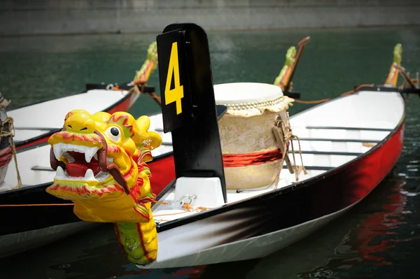 Dragon båtar vid kaj. — Stockfoto