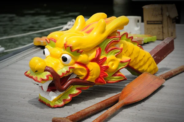 Tête de dragon de bateau traditionnel — Photo