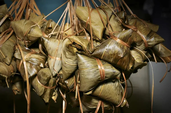 Rýžové knedlíky s bambusových listů — Stock fotografie