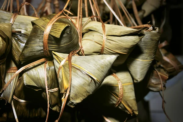 Rýžové knedlíky s bambusových listů — Stock fotografie