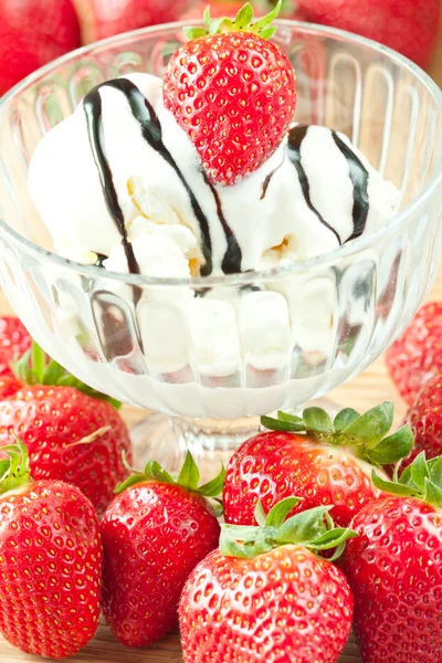 stock image Ice cream with strawberries