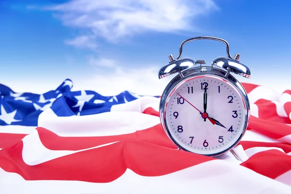 Amerikan bayrağı ile çalar saat — Stok fotoğraf