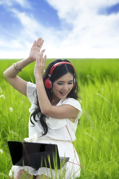 음악을 즐기는 아시아 여자 — 스톡 사진