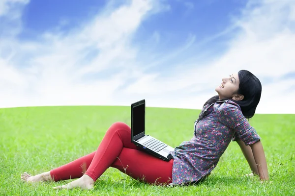 Mulher asiática com laptop ao ar livre — Fotografia de Stock